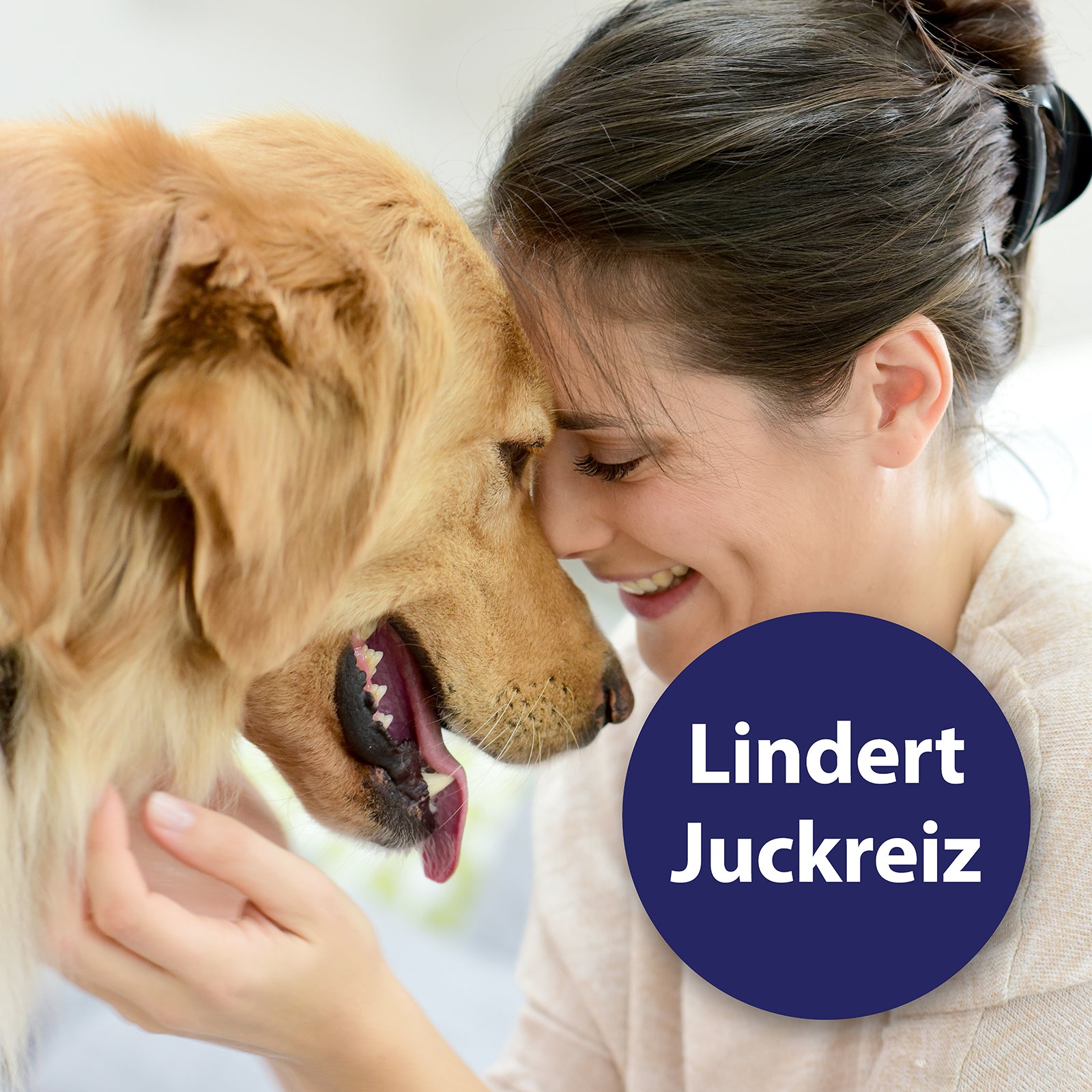 Frau kuschelt mit Hund - Lindert Juckreiz
