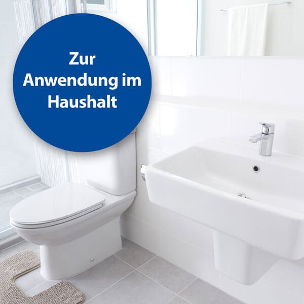 Helles Badezimmer mit Waschbecken und Toilette - Zur Anwendung im Haushalt