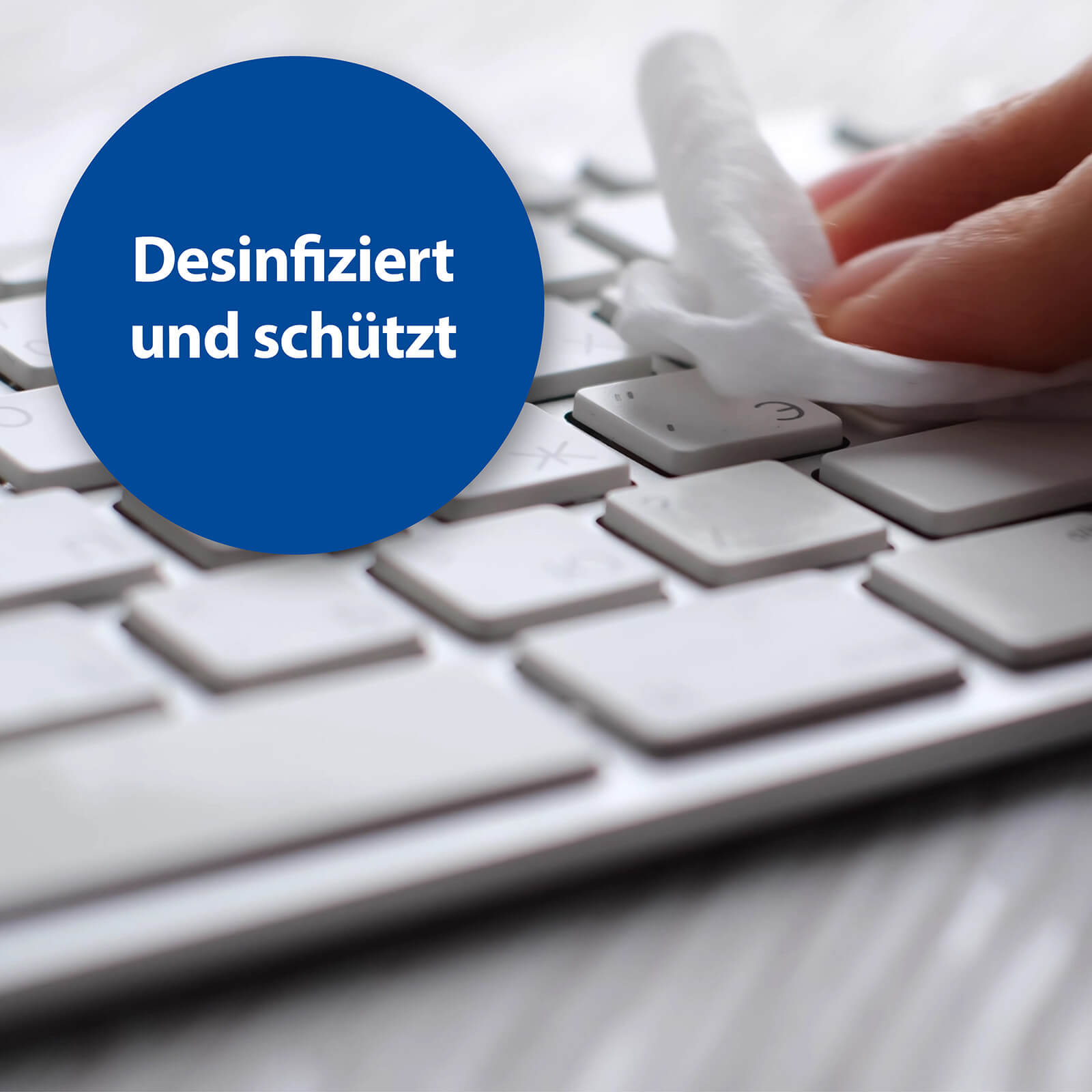 Hand desinfiziert Computertastatur – desinfiziert und schützt