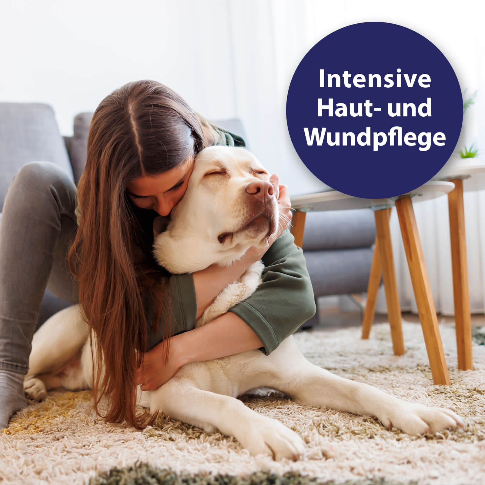 Labrador, der von Frau umarmt wird - Intensive Haut- und Wundpflege