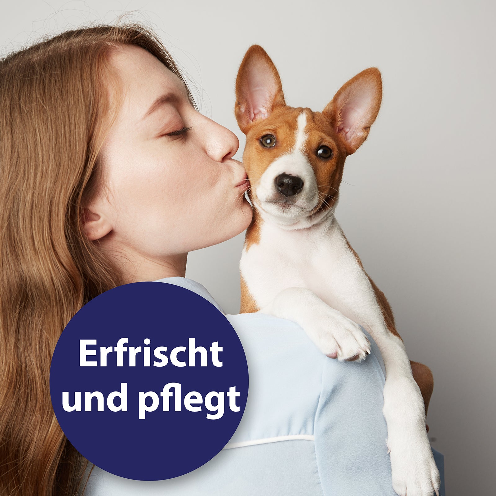 Frau hat Hund auf der Schulter und gibt einen Kuss - Erfrischt und pflegt