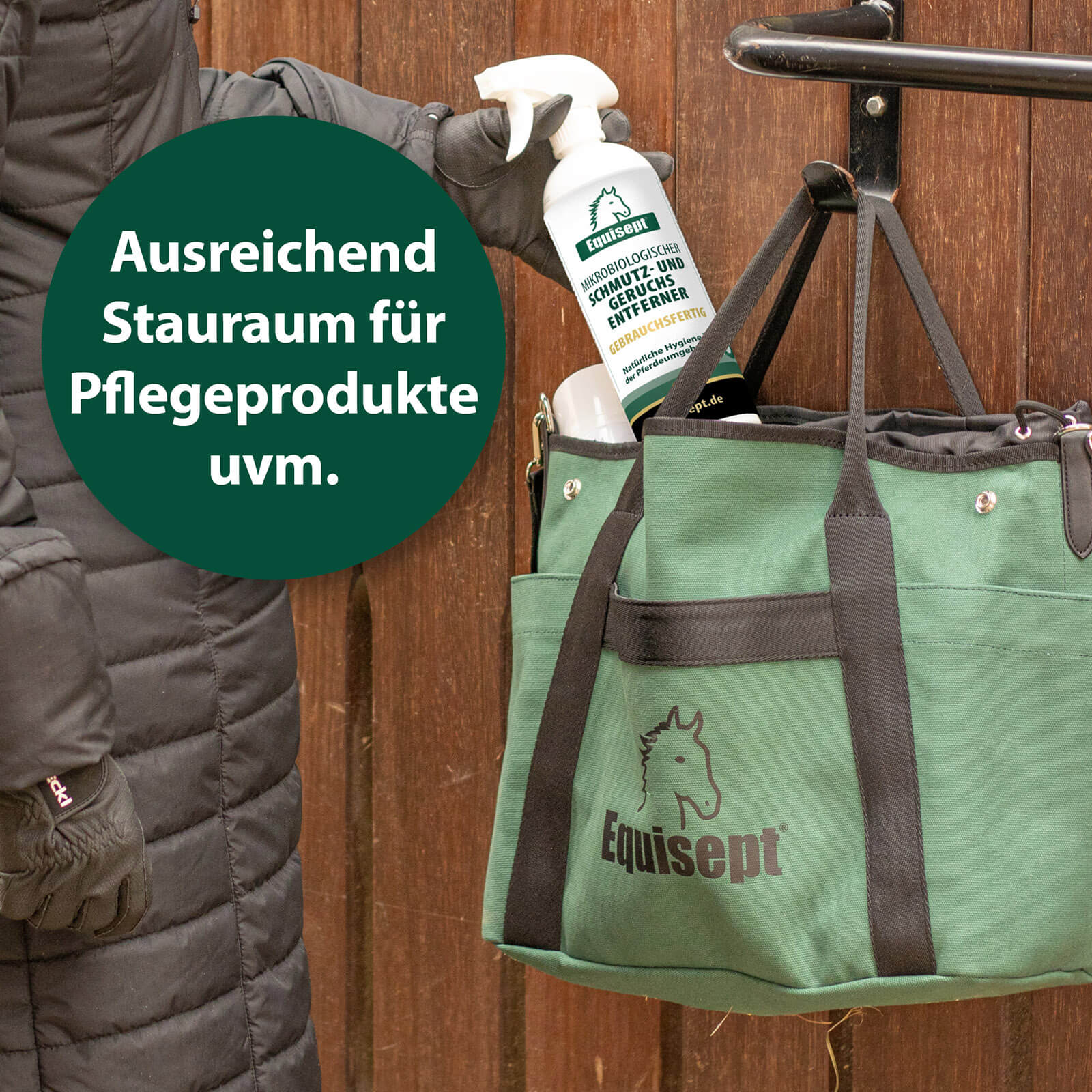 Reiterin legt Equisept Flasche in Grooming Tasche - Ausreichend Stauraum für Pflegeprodukte uvm.