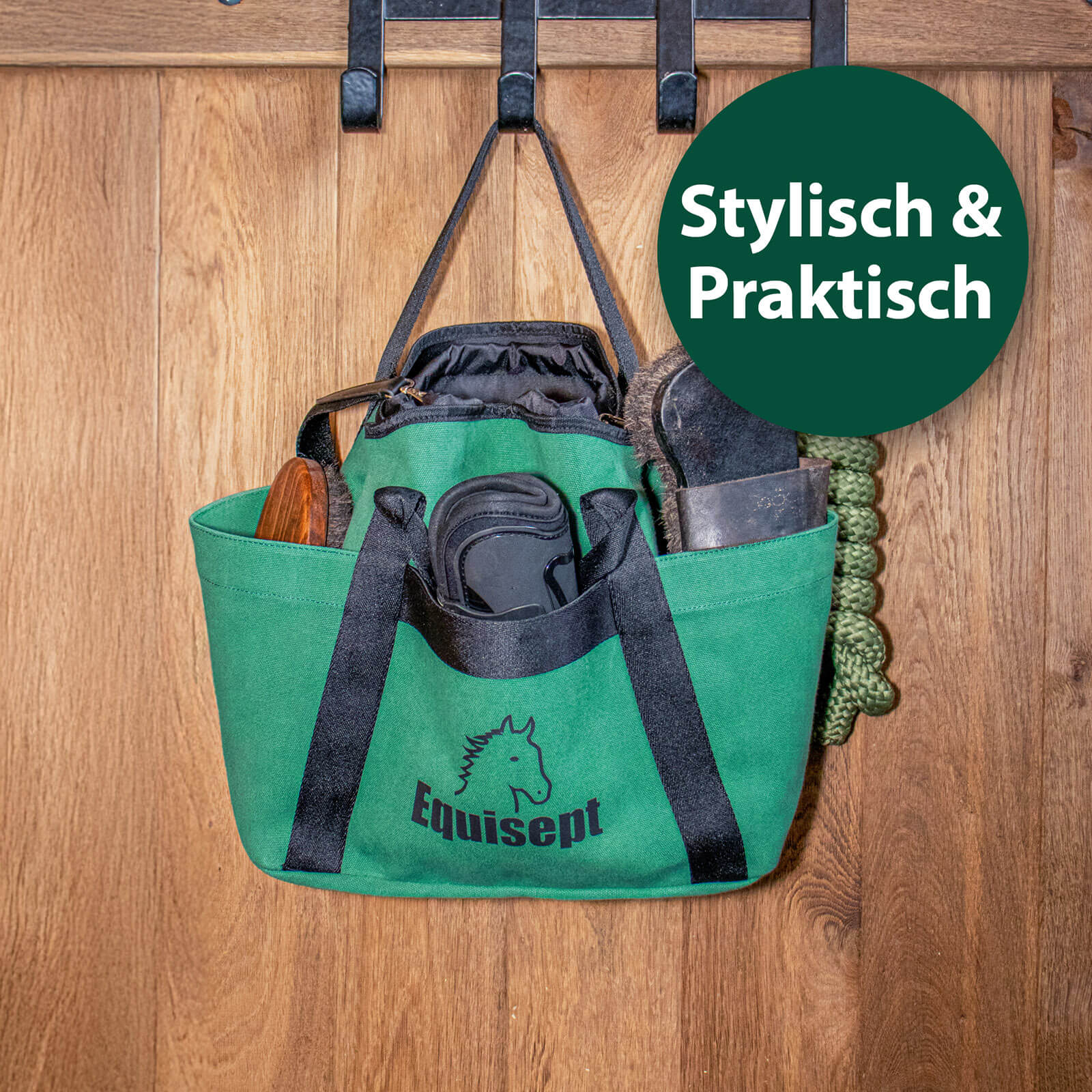 Grooming Tasche hängt am Gatter - Stylisch und praktisch