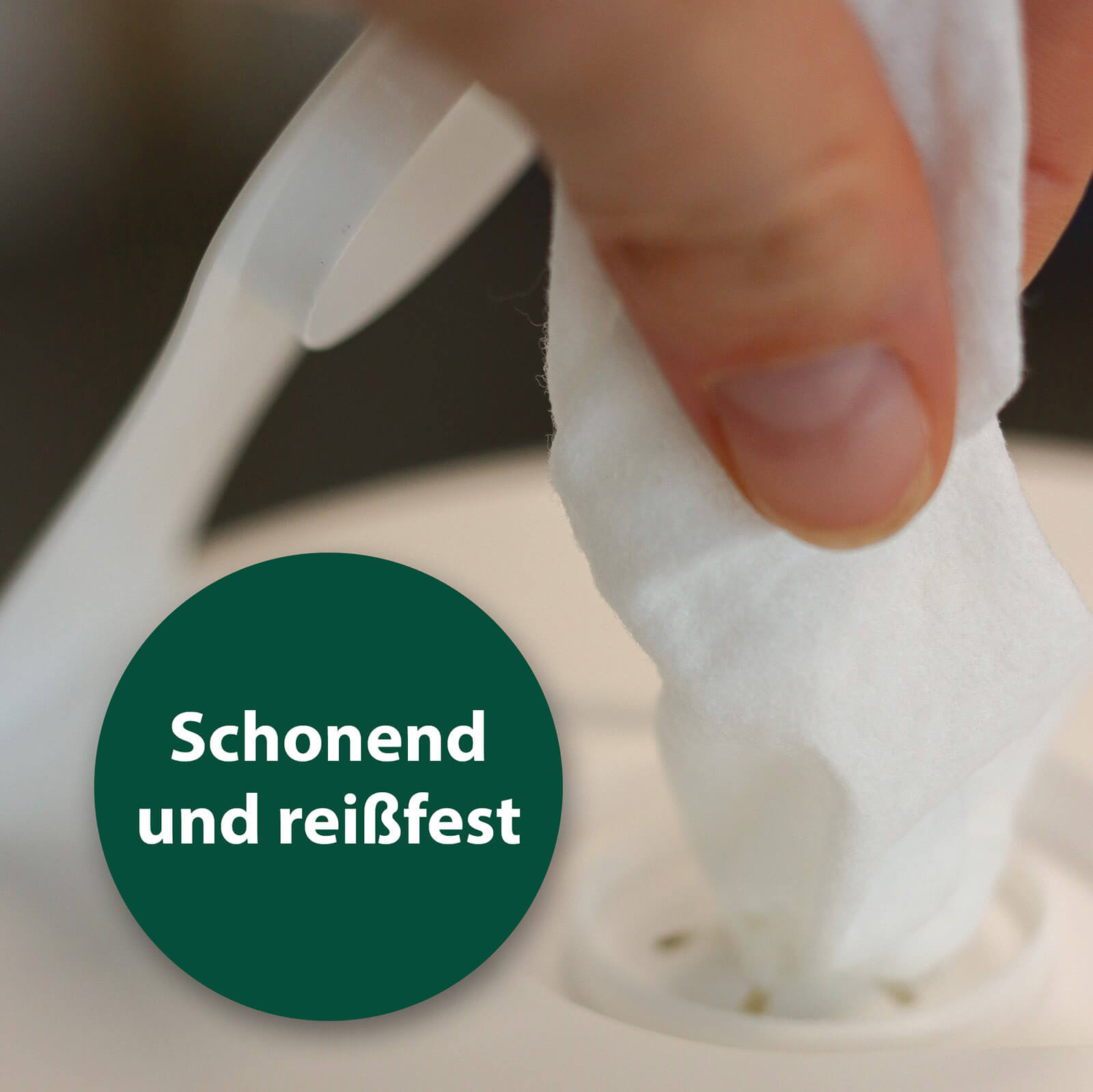 Pflegetuch wird aus Box gezogen - Schonend und reißfest