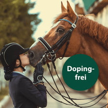 Laden Sie das Bild in den Galerie-Viewer, Reiterin küsst Pferd - Dopingfrei
