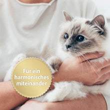 Laden Sie das Bild in den Galerie-Viewer, Frau hält Katze auf dem Arm mit der Schrift &quot;Für ein harmonisches Miteinander&quot;
